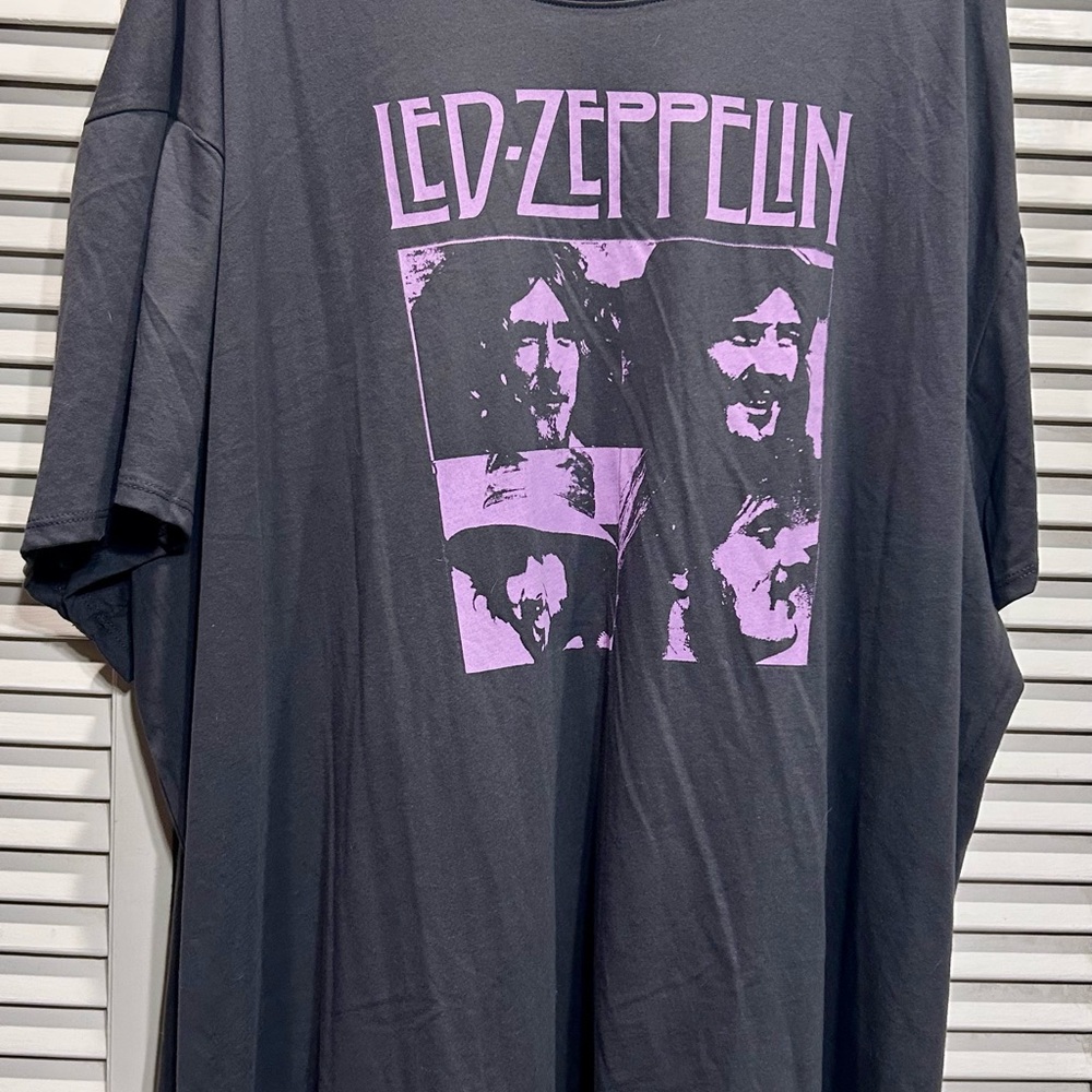 Torrid Black and Purple Led Zeppelin Short Sleeve Tee Size 6